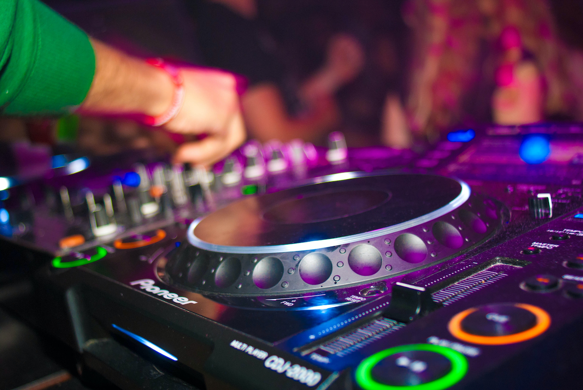 HOW-TO-CHOOSE-A-DJ-FOR-MY-PARTY-